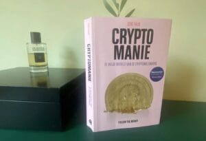 Cryptomanie boek van Zeke Faux op groene kast